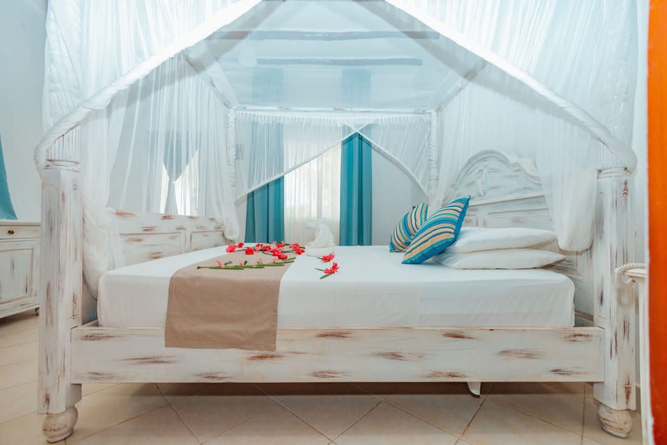 Classic Room | In-room safe, desk, blackout drapes, travel crib
