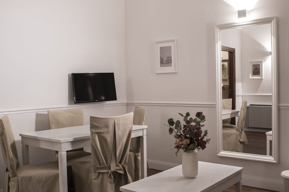 Family Room | Hypo-allergenic bedding available, down comforters, minibar