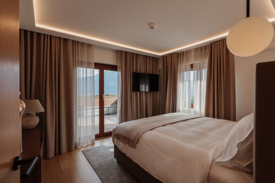 Junior Double or Twin Room, Balcony, Mountain View | Hypo-allergenic bedding, in-room safe, individually decorated