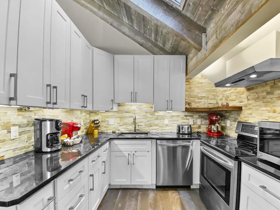 Townhome, 3 Bedrooms | Private kitchen | Fridge, oven, stovetop, coffee/tea maker