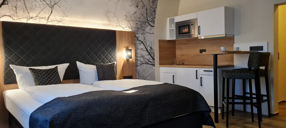 Design Studio | Premium bedding, down comforters, in-room safe, individually decorated