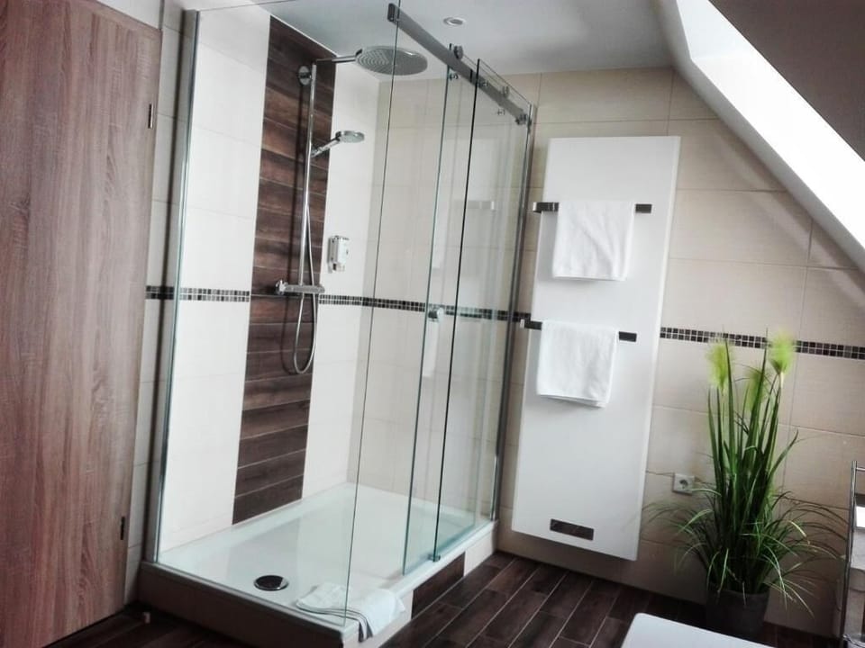 Premium bedding, down comforters, in-room safe, individually decorated