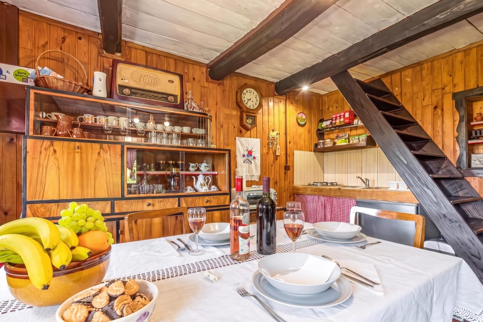 Family House, 2 Bedrooms, Fireplace, Mountainside (Chalet Birchwood With Hot Tub and) | Dining