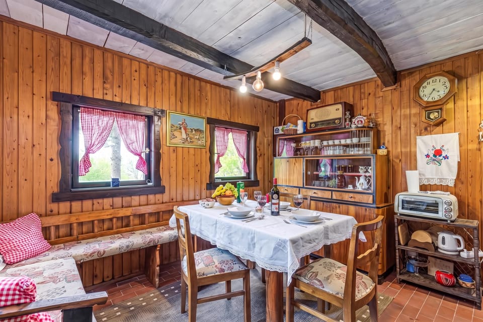 Family House, 2 Bedrooms, Fireplace, Mountainside (Chalet Birchwood With Hot Tub and)