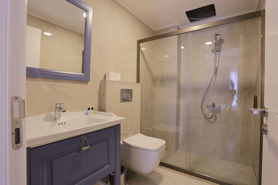 Comfort Triple Room | Bathroom | Shower, rainfall showerhead, free toiletries, slippers