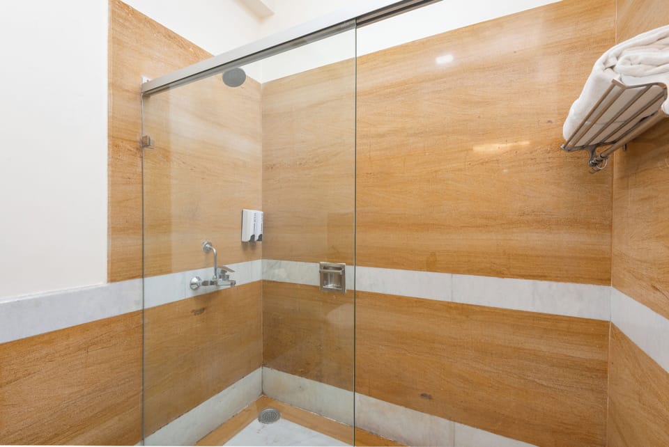 Executive Room | Bathroom | Bathtub, hair dryer, towels, soap