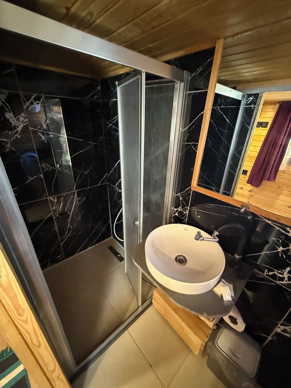 Economy Cabin | Bathroom | Shower, hair dryer, towels, soap