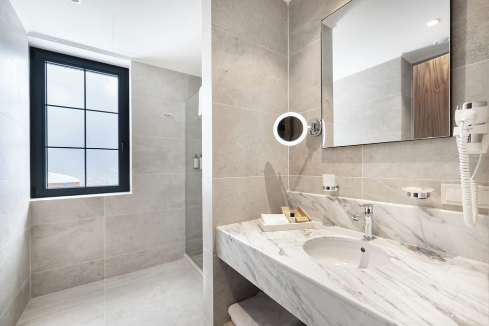 Presidential Room | Bathroom | Shower, free toiletries, towels