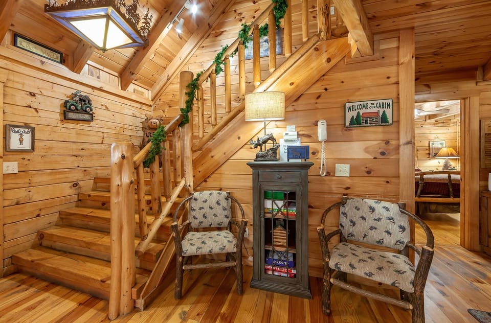 Moose Tracks 3 Bedroom Cabin by RedAwning Cabin in Pigeon Forge