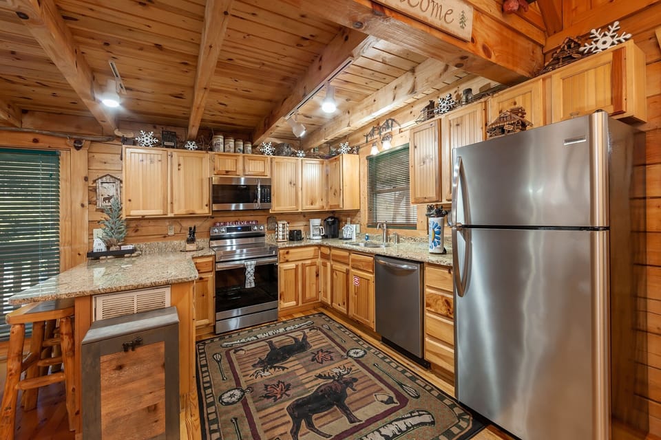 Cabin, 3 Bedrooms | Private kitchen | Fridge, oven, coffee/tea maker, toaster