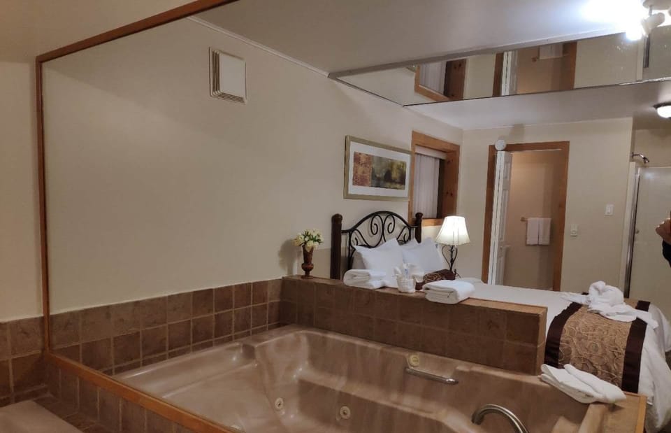 Standard Room, 1 Queen Bed (Spa Bath) | Desk, blackout drapes, iron/ironing board (on request)