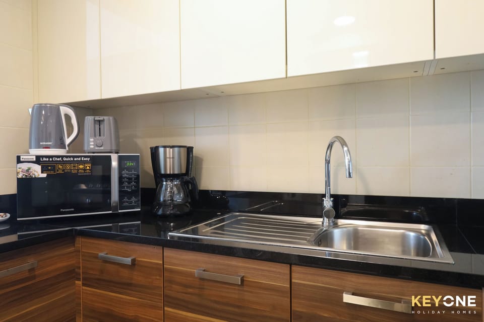 Luxury Apartment | Private kitchen | Full-size fridge, microwave, oven, coffee/tea maker