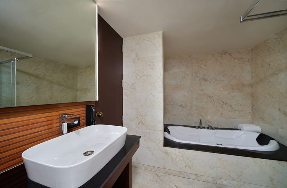 Suite, 1 King Bed (EXECUTIVE SUITE) | Bathroom | Shower, free toiletries, bathrobes, slippers