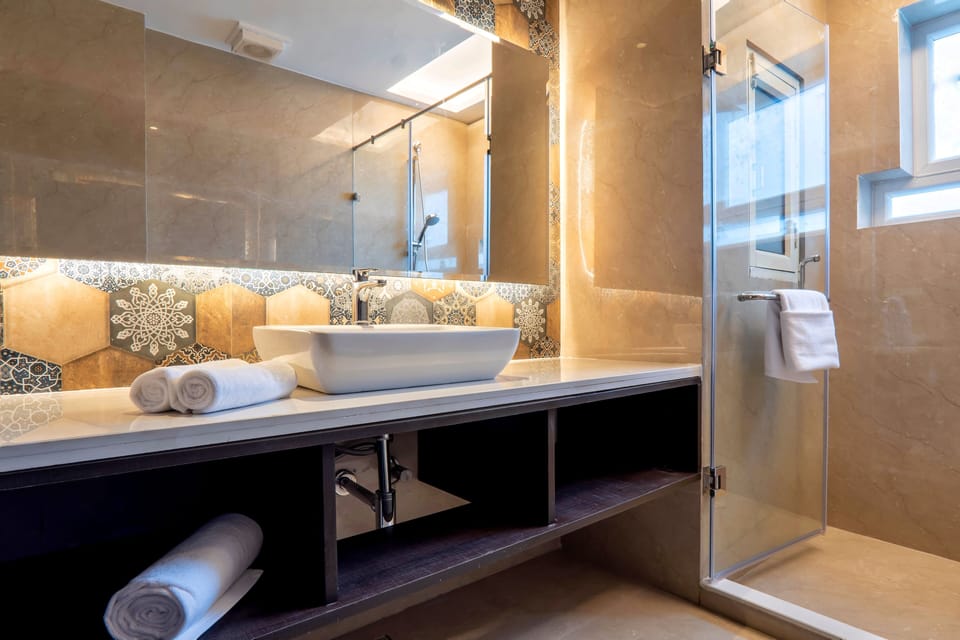 Premium Double Room | Bathroom | Shower, rainfall showerhead, free toiletries, hair dryer