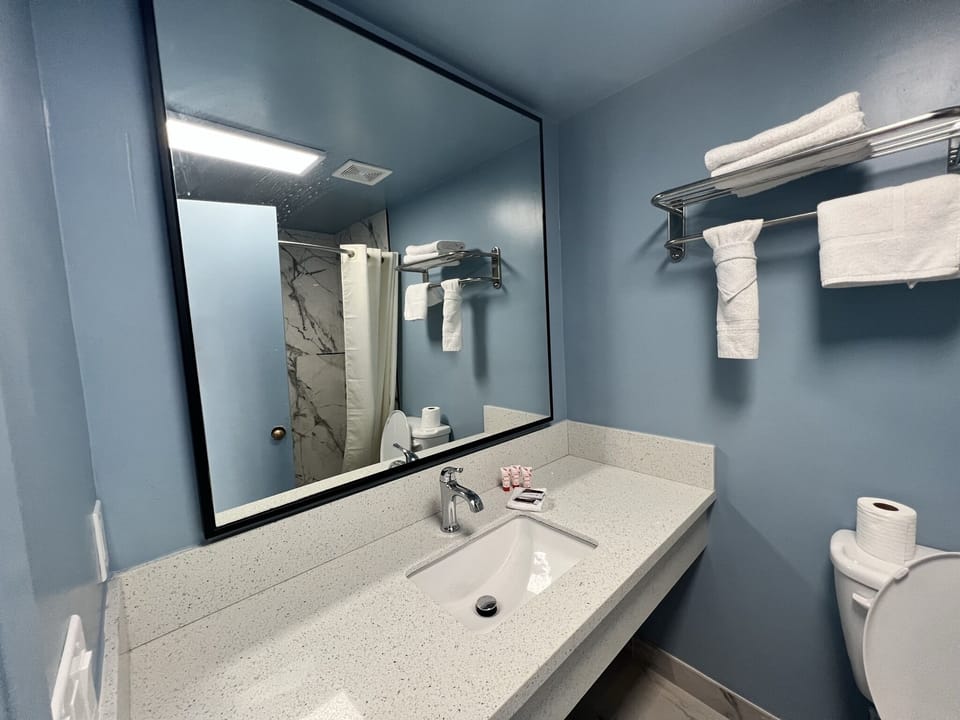 Signature Suite, 1 King Bed | Bathroom | Combined shower/tub, towels