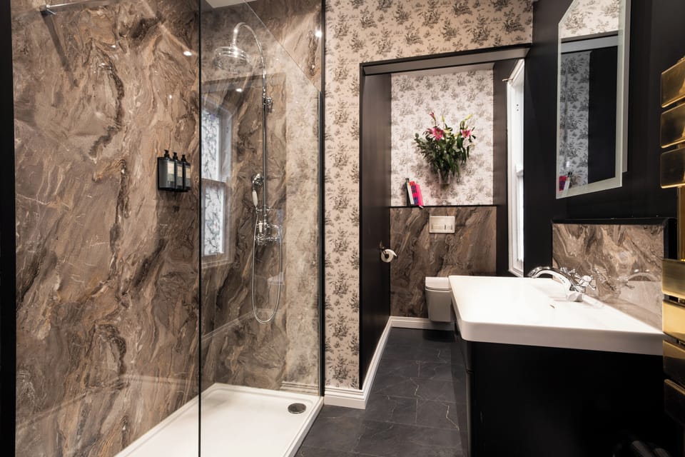 Comfort Double Room | Bathroom | Shower, rainfall showerhead, free toiletries, hair dryer