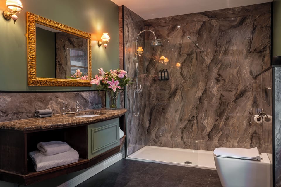 Luxury Quadruple Room | Bathroom | Shower, rainfall showerhead, free toiletries, hair dryer