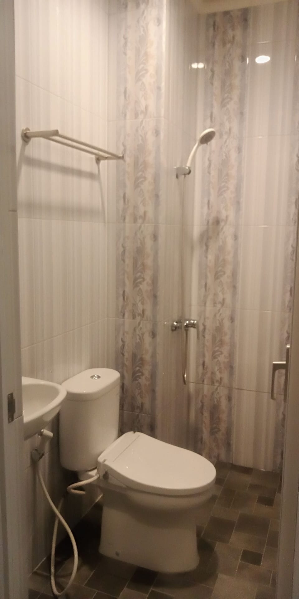 Economy Room | Bathroom | Shower, towels