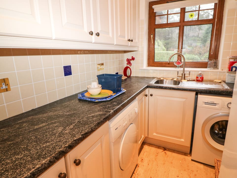 Cottage | Private kitchen | Dishwasher, cookware/dishes/utensils