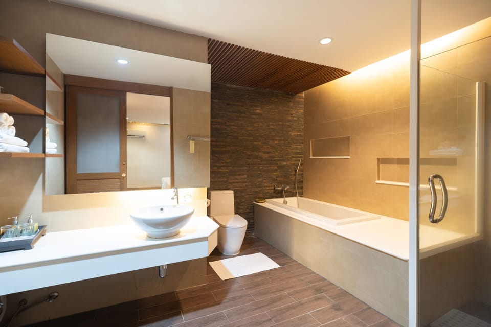 Junior Suite, 1 Bedroom | Bathroom | Free toiletries, towels, soap, shampoo