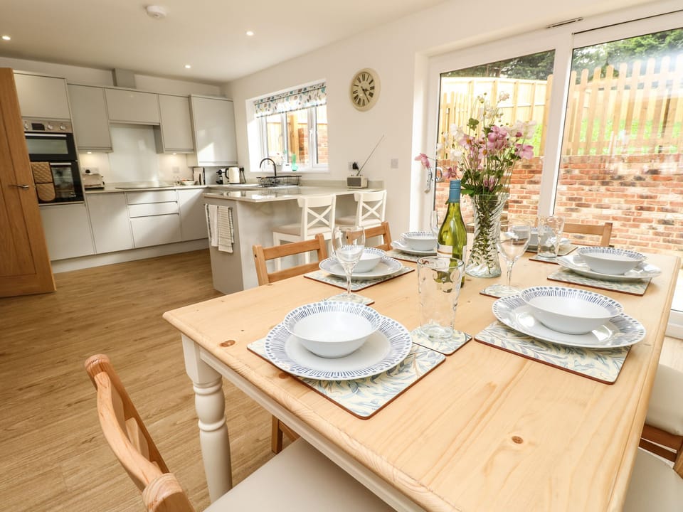 Cottage | Private kitchen | Fridge, dishwasher, electric kettle, toaster