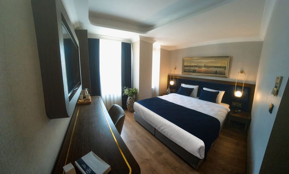 Family Room | Minibar, in-room safe, desk, laptop workspace