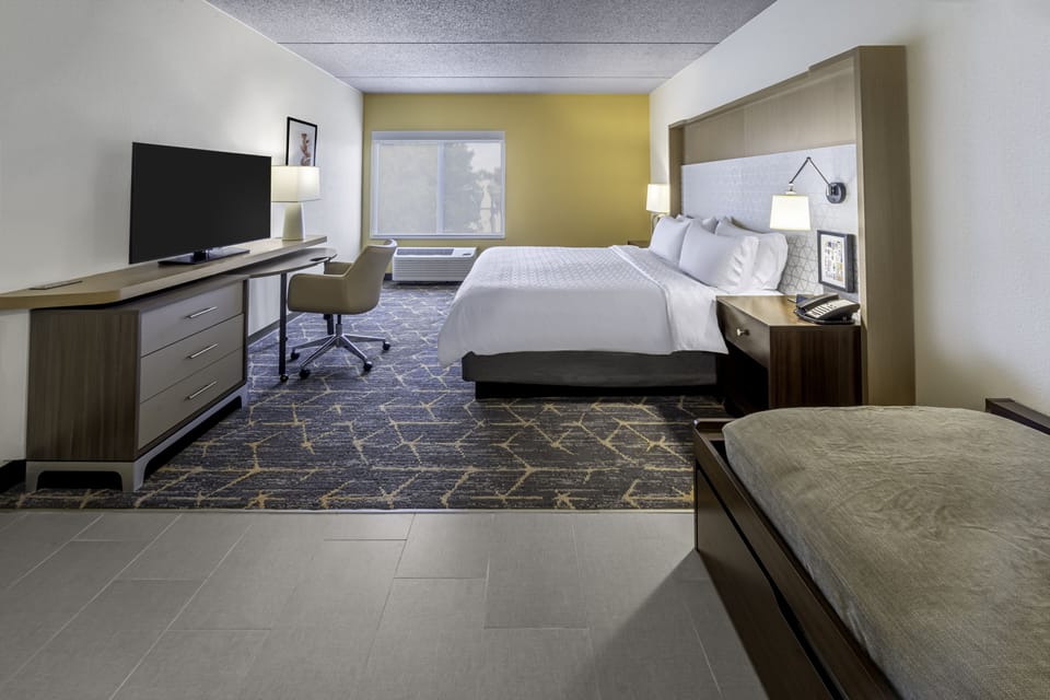 Standard Room, 1 King Bed, Pool View | Premium bedding, down comforters, pillowtop beds, desk