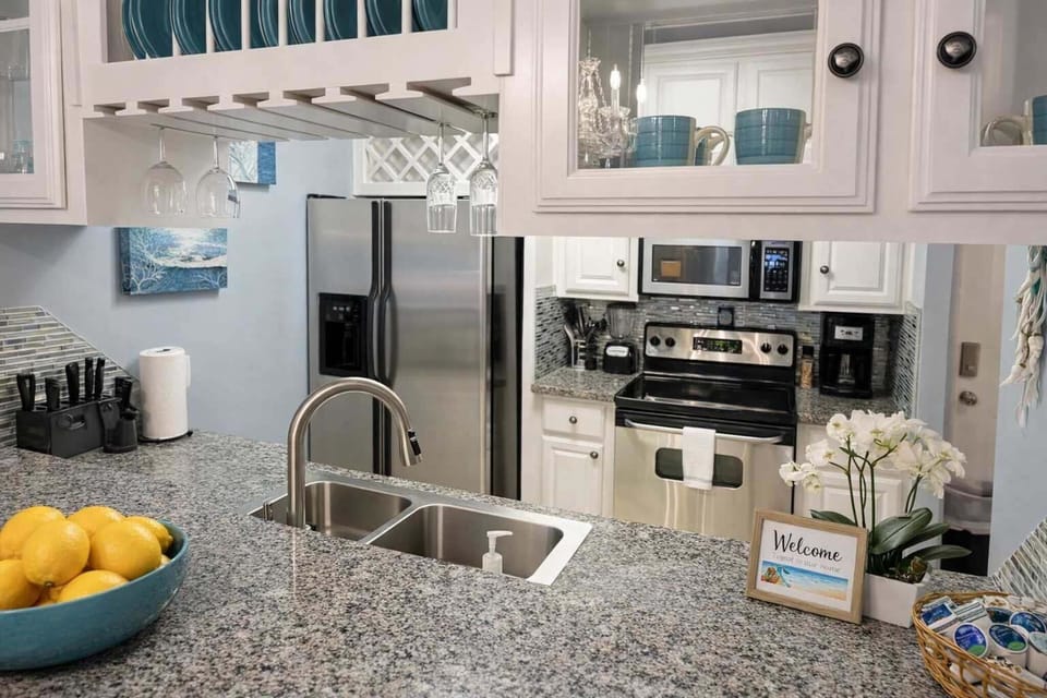 Apartment, 2 Bedrooms | Private kitchen | Fridge, oven, coffee/tea maker, toaster