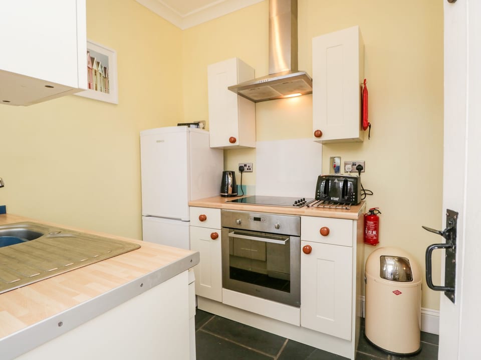Cottage | Private kitchen | Fridge, dishwasher, electric kettle, toaster