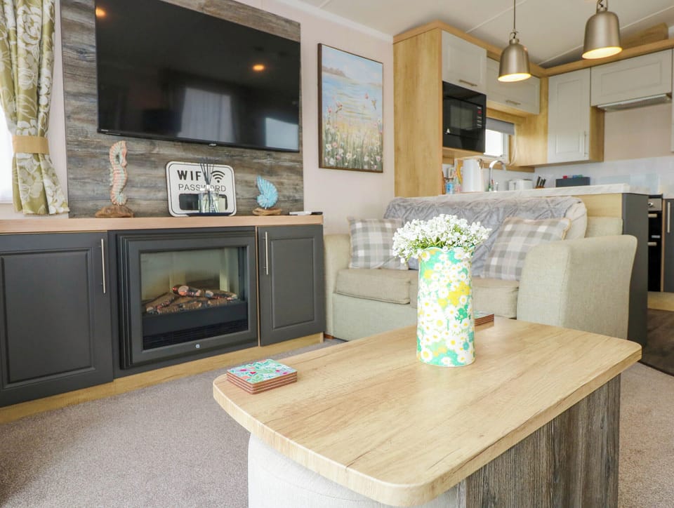 Cottage | Living area | Fireplace