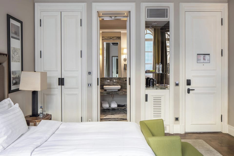 Deluxe Twin Room, 2 Twin Beds, City View | Minibar, in-room safe, desk, laptop workspace