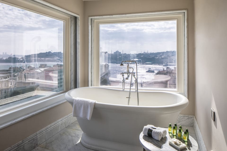 Penthouse, 1 King Bed with Sofa bed, Sea View | Bathroom | Shower, rainfall showerhead, free toiletries, hair dryer
