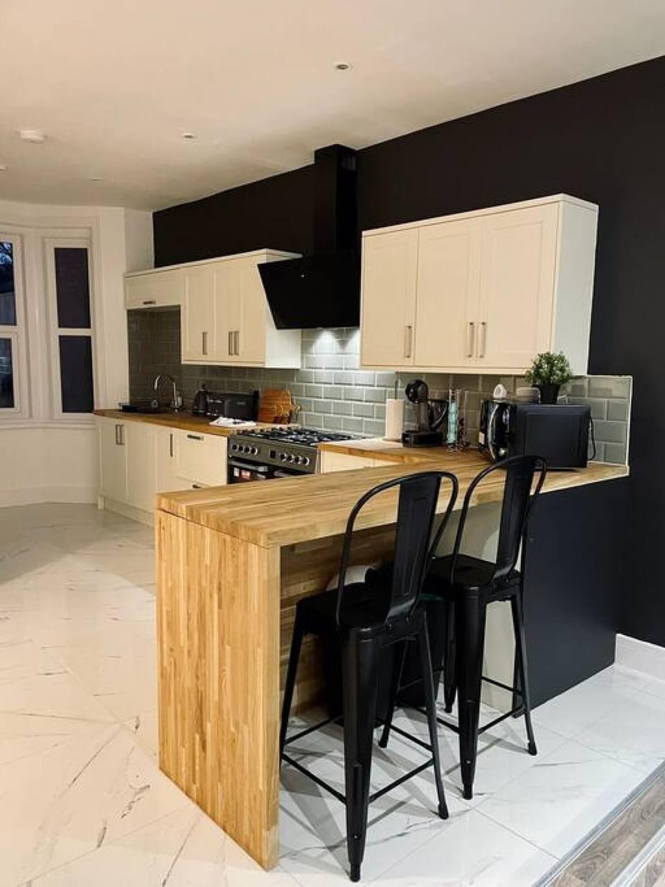 House | 4 bedrooms, individually furnished, laptop workspace