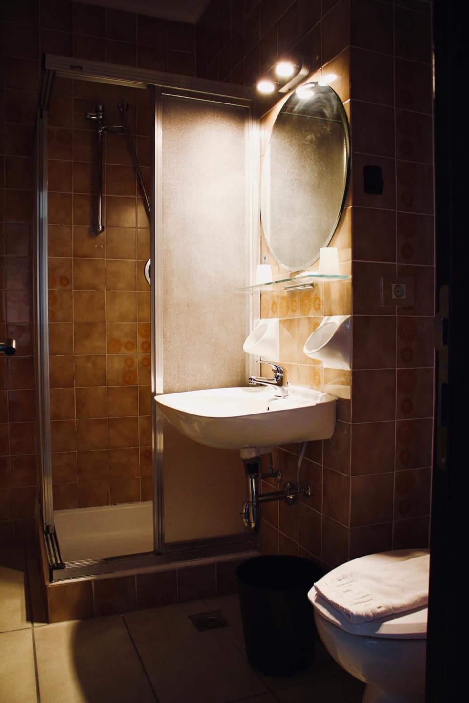 Shower, free toiletries, towels