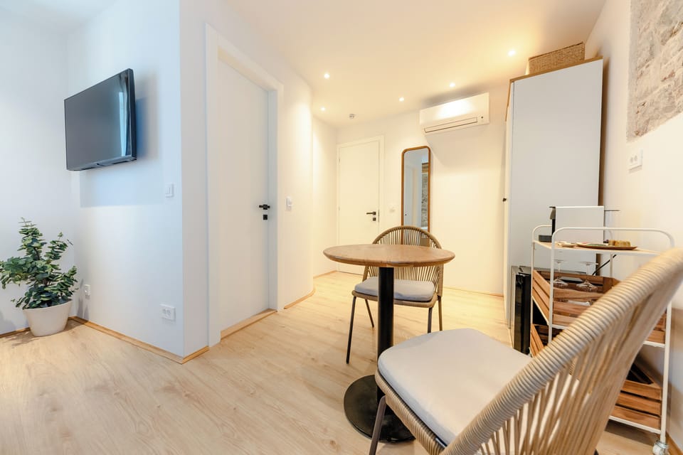 Suite, 2 Bedrooms, Kitchen, Annex Building | In-room dining
