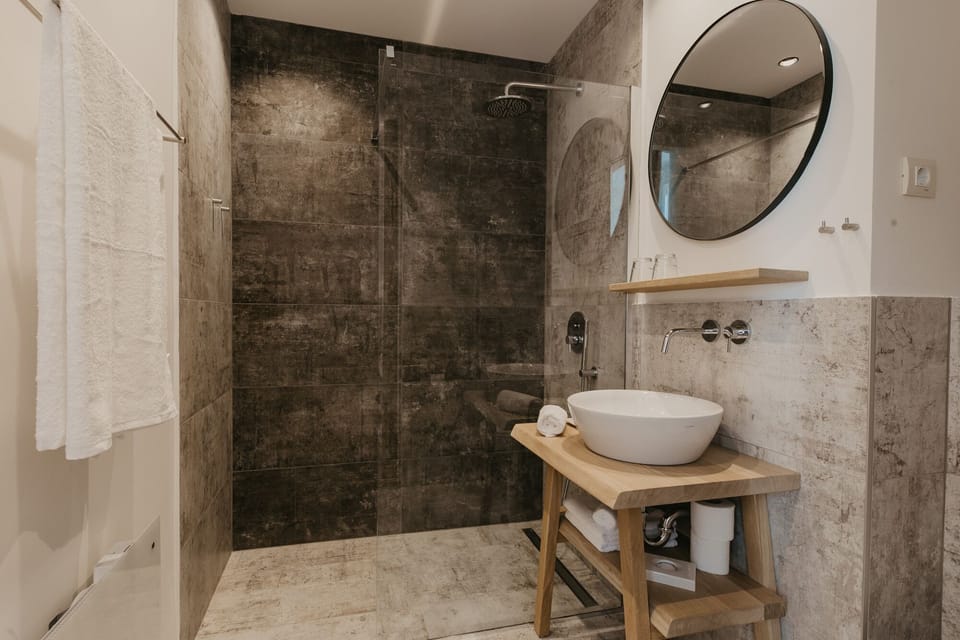 Deluxe Double Room | Bathroom | Shower, rainfall showerhead, free toiletries, hair dryer