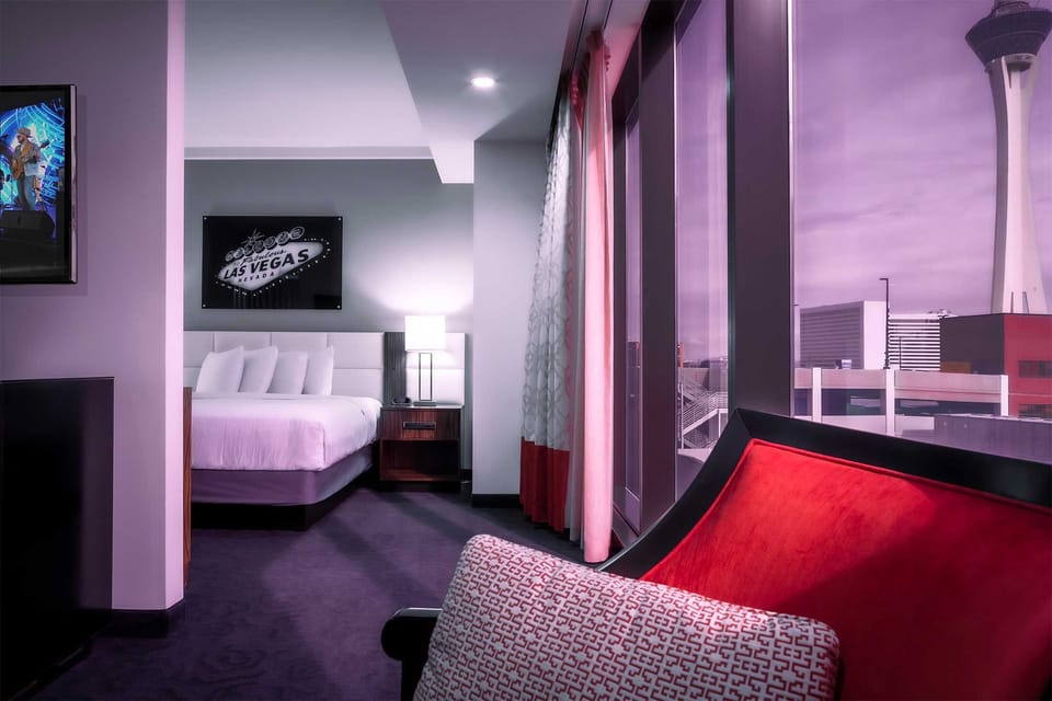 Signature Suite | Hypo-allergenic bedding, in-room safe, desk, laptop workspace