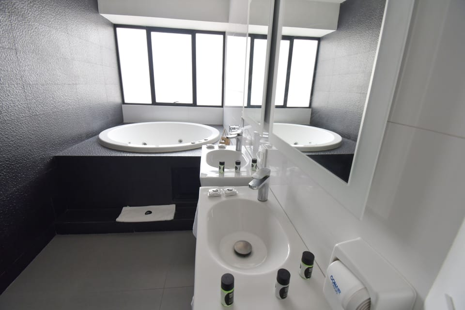 Grand Suite | Bathroom | Free toiletries, hair dryer, towels, soap