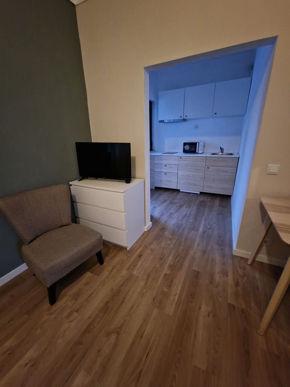 Standard Studio | Living area | 50-inch Smart TV with cable channels, TV, Netflix