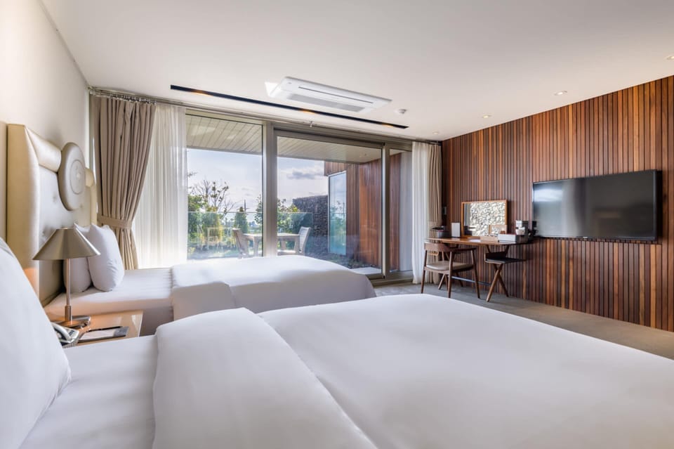 Premium bedding, down comforters, minibar, in-room safe