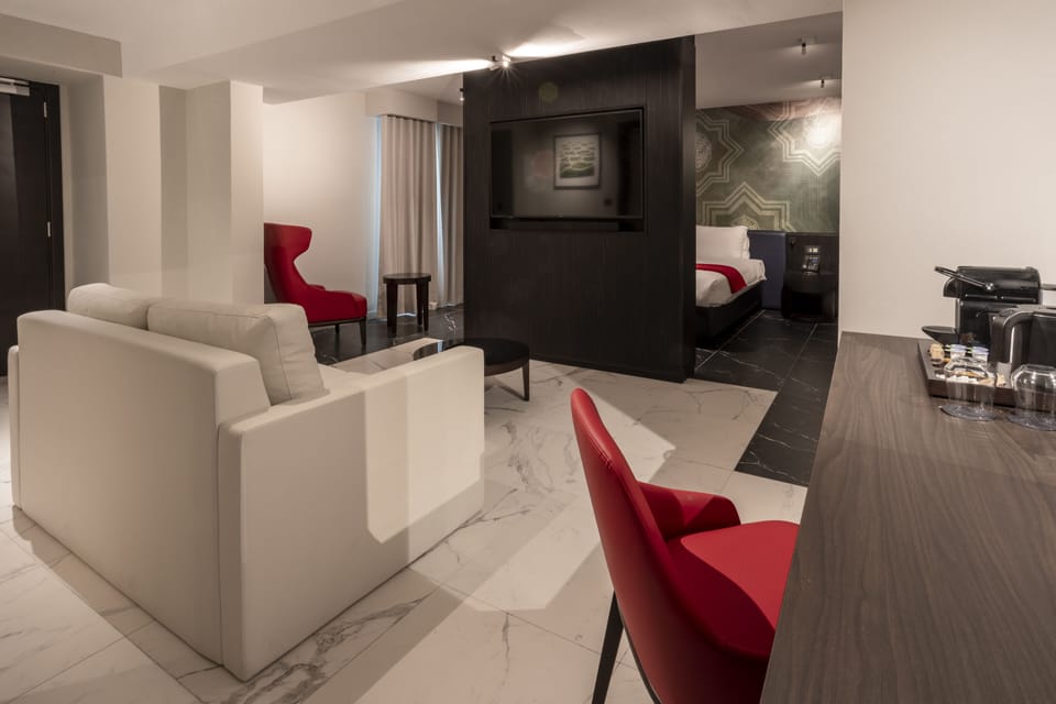 Deluxe Suite, 1 Bedroom | Living area | Smart TV