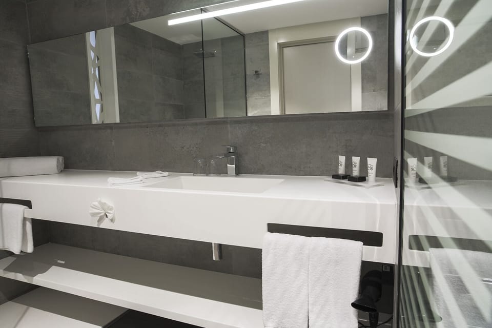 Standard Twin Room, City View | Bathroom | Hydromassage showerhead, free toiletries, hair dryer, bathrobes