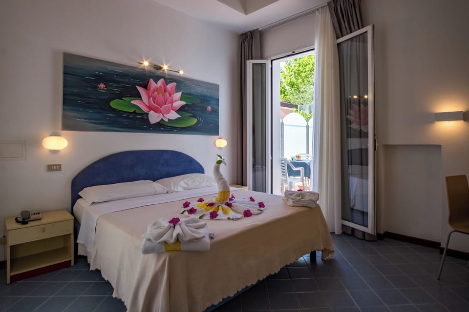 Comfort Double or Twin Room | In-room safe, desk, free WiFi, bed sheets