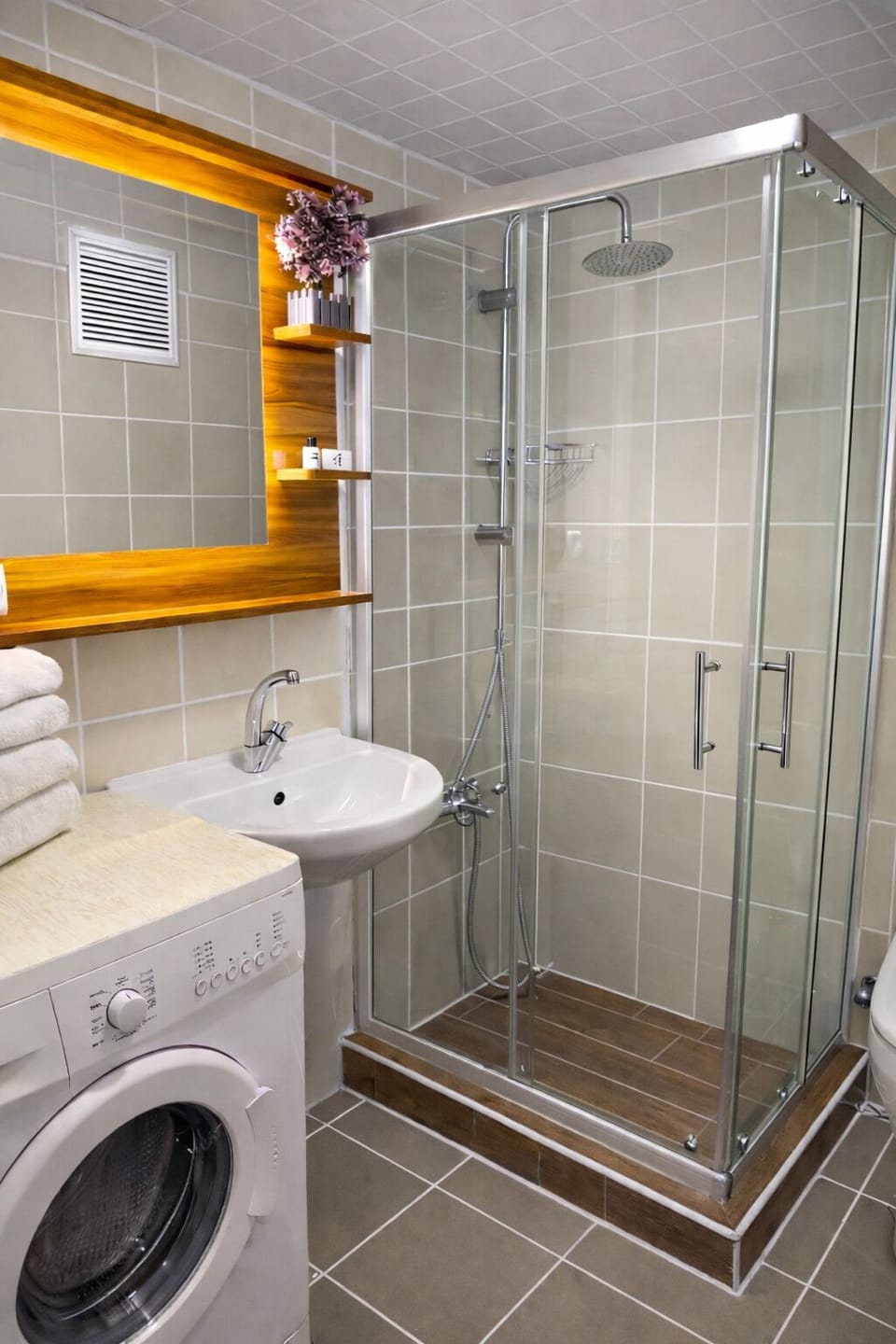Deluxe Suite | Bathroom | Free toiletries, hair dryer, slippers, towels