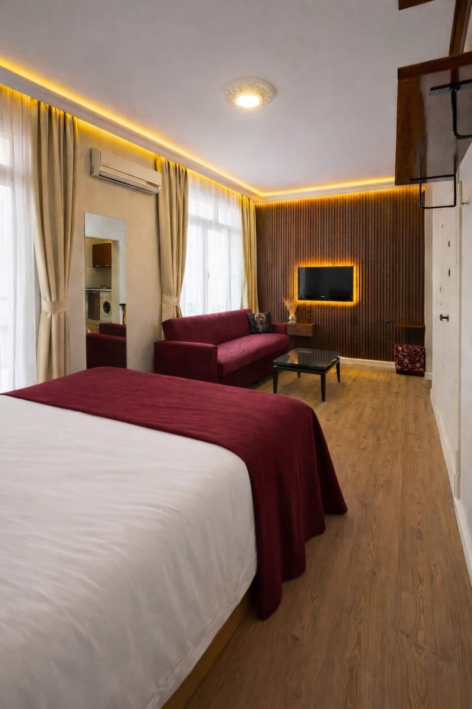 Standard Studio | Hypo-allergenic bedding, desk, laptop workspace, blackout drapes