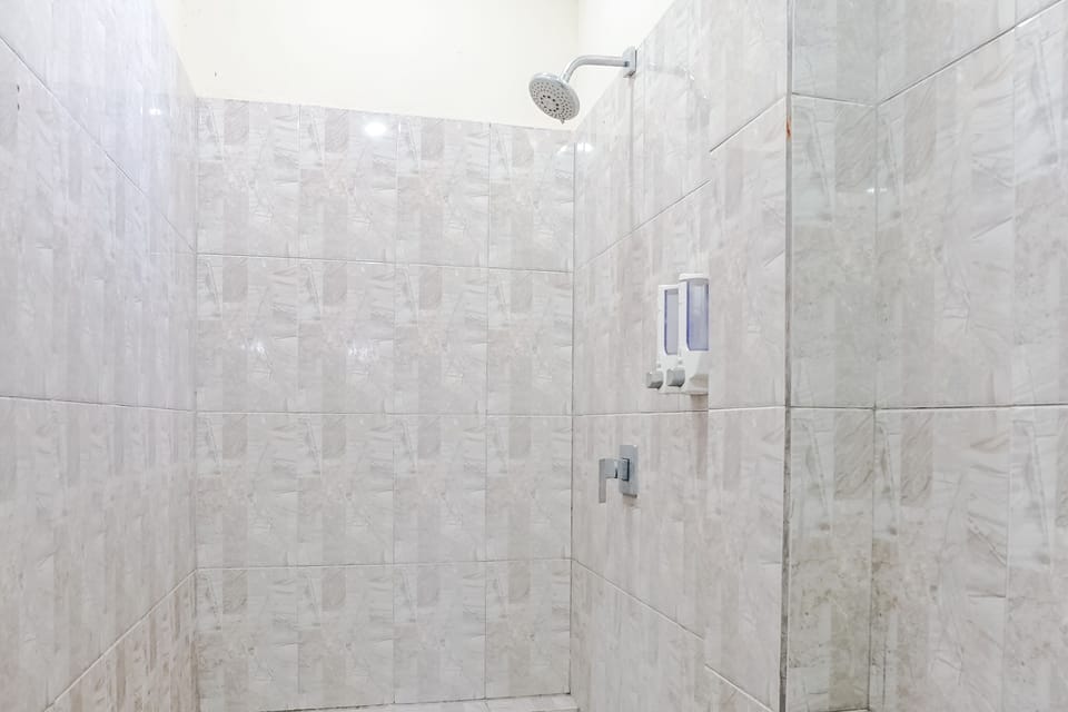 Shower, rainfall showerhead, free toiletries, towels