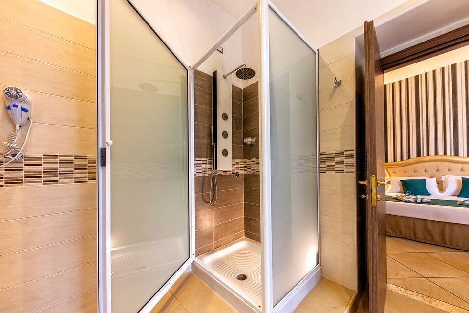 Deluxe Triple Room | Bathroom | Shower, hydromassage showerhead, free toiletries, hair dryer