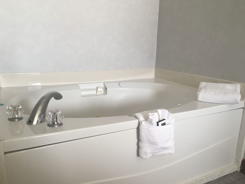 Suite, 1 King Bed, Non Smoking (Jacuzzi) | Desk, blackout drapes, iron/ironing board, free WiFi