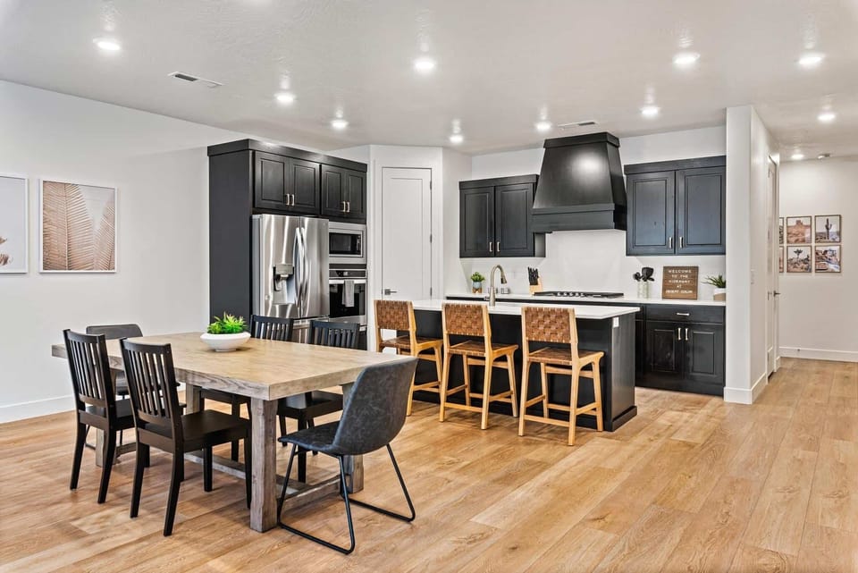Townhome, 4 Bedrooms | Dining
