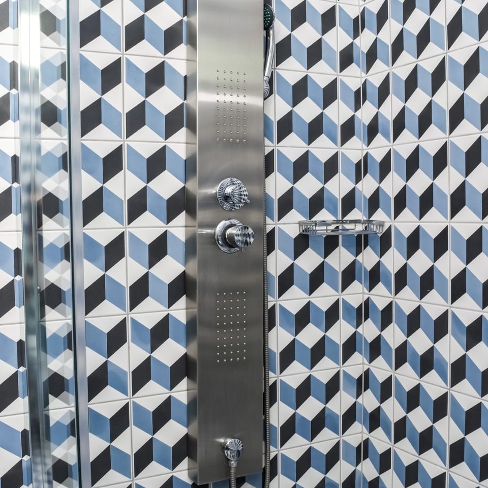 Shower, hydromassage showerhead, free toiletries, hair dryer